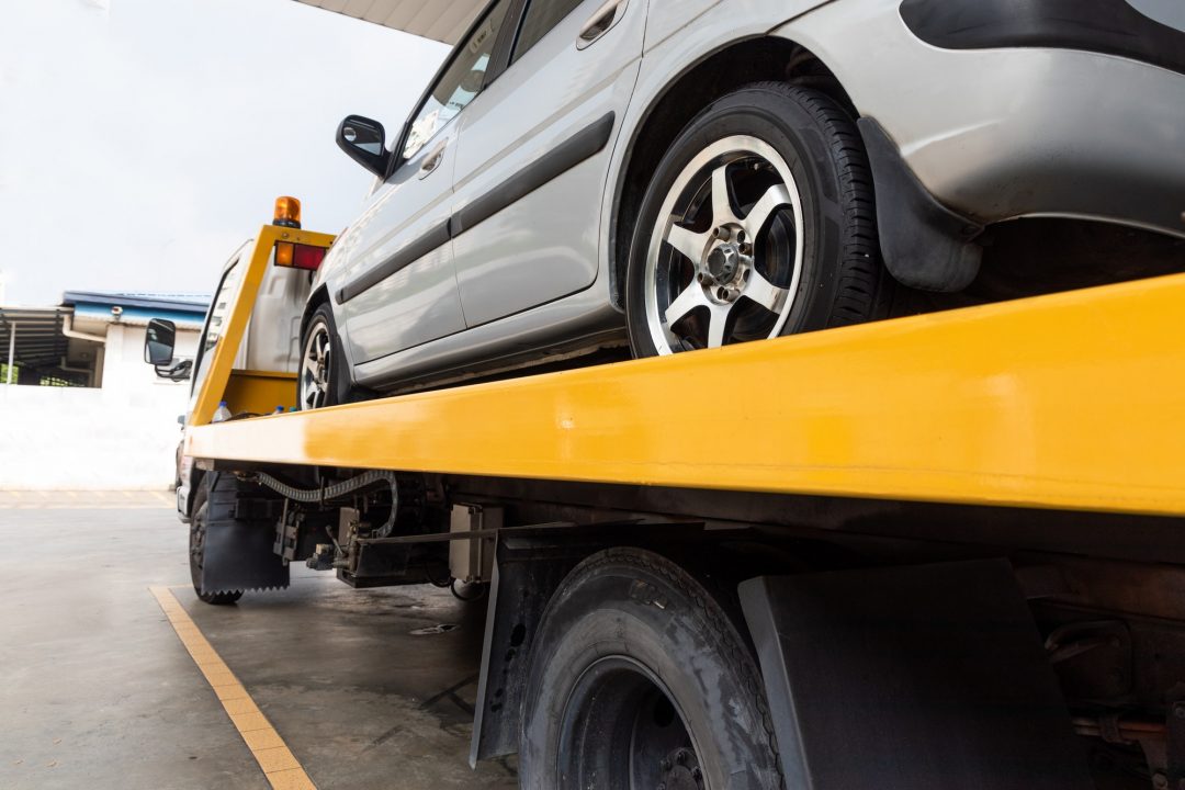 Tow truck providing safe vehicle recovery and towing service in Fujairah